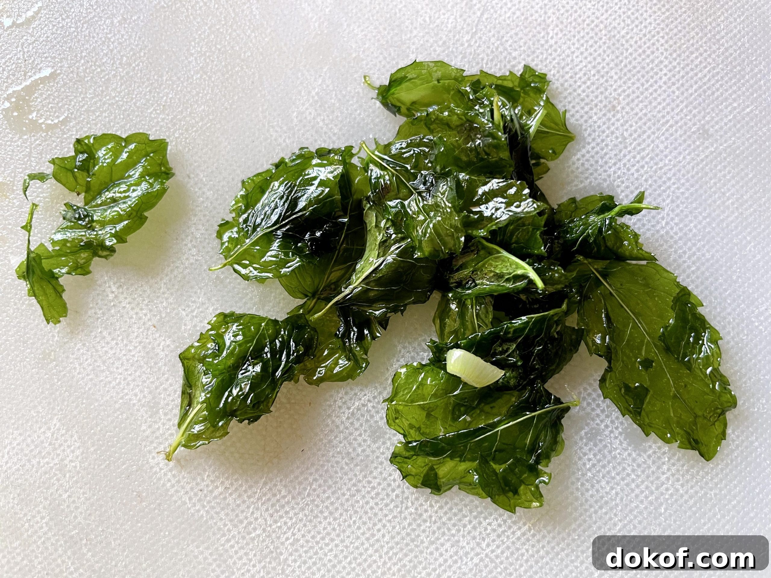 Fried mint leaves