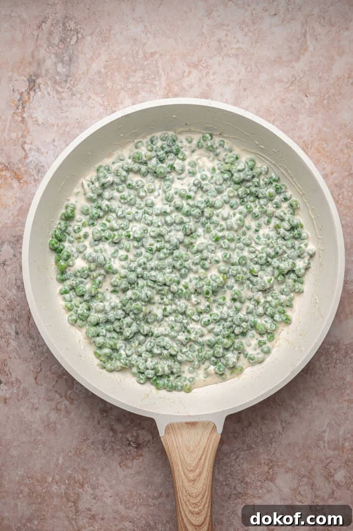 Creamed peas in a skillet